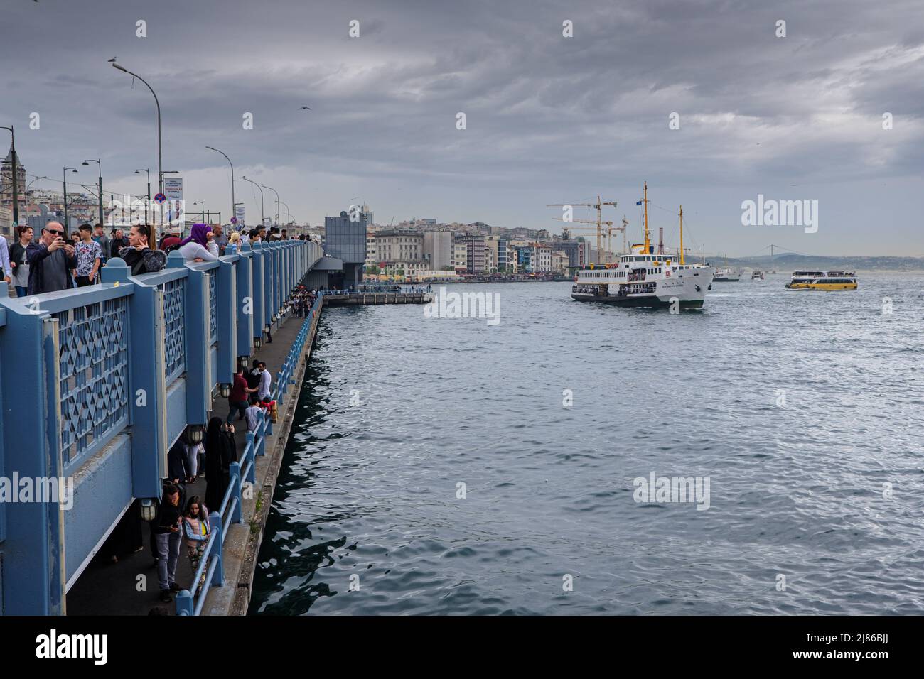 Istanbul, Türkei. 05.. Mai 2019. Eine Fähre macht die Überfahrt von der Ostküste entlang der Galata-Brücke auf der rechten Seite. Der Seeverkehr mit Fähren ist eine Besonderheit Istanbuls. Trotz des tiefsten Tunnels der Welt unter dem Bosporus für die U-Bahn und der Einweihung der neuen 'Canakkale 1915 Bridge' im März 2022 fördern die Bevölkerung und der 2019 neu gewählte Bürgermeister von Istanbul den Seeverkehr, um den Straßenverkehr zu entlasten und die Emissionen von CO2 zu reduzieren. (Foto: Laurent Coust/SOPA Images/Sipa USA) Quelle: SIPA USA/Alamy Live News Stockfoto