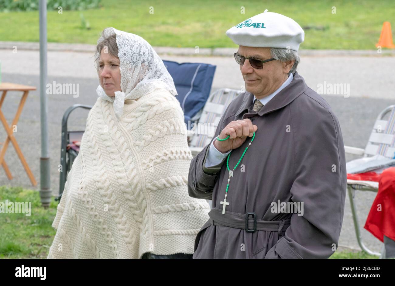 Fromme Gläubige bei einem Muttertagsgottesdienst im Freien der Kongregation des Weltapostolats St. Michael am Ort der Erscheinungen von Veronica Lueken. Stockfoto