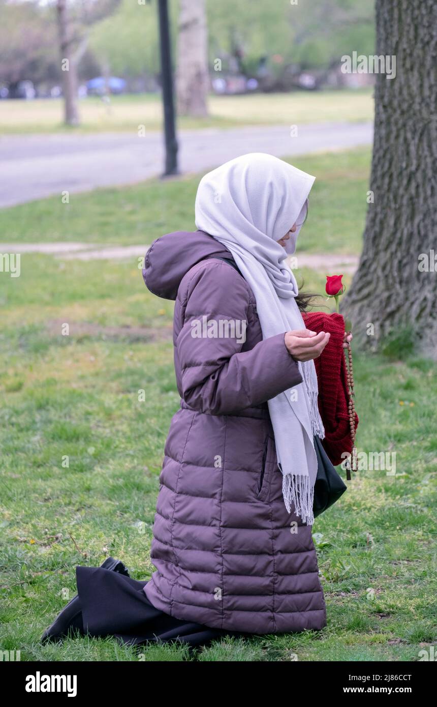 Fromme römisch-katholische Frau betet auf dem Parkgelände der Flushing Meadows im Vatikan-Pavillon, wo Veronica Lueken Erscheinungen hatte. Muttertag, 2022. Stockfoto