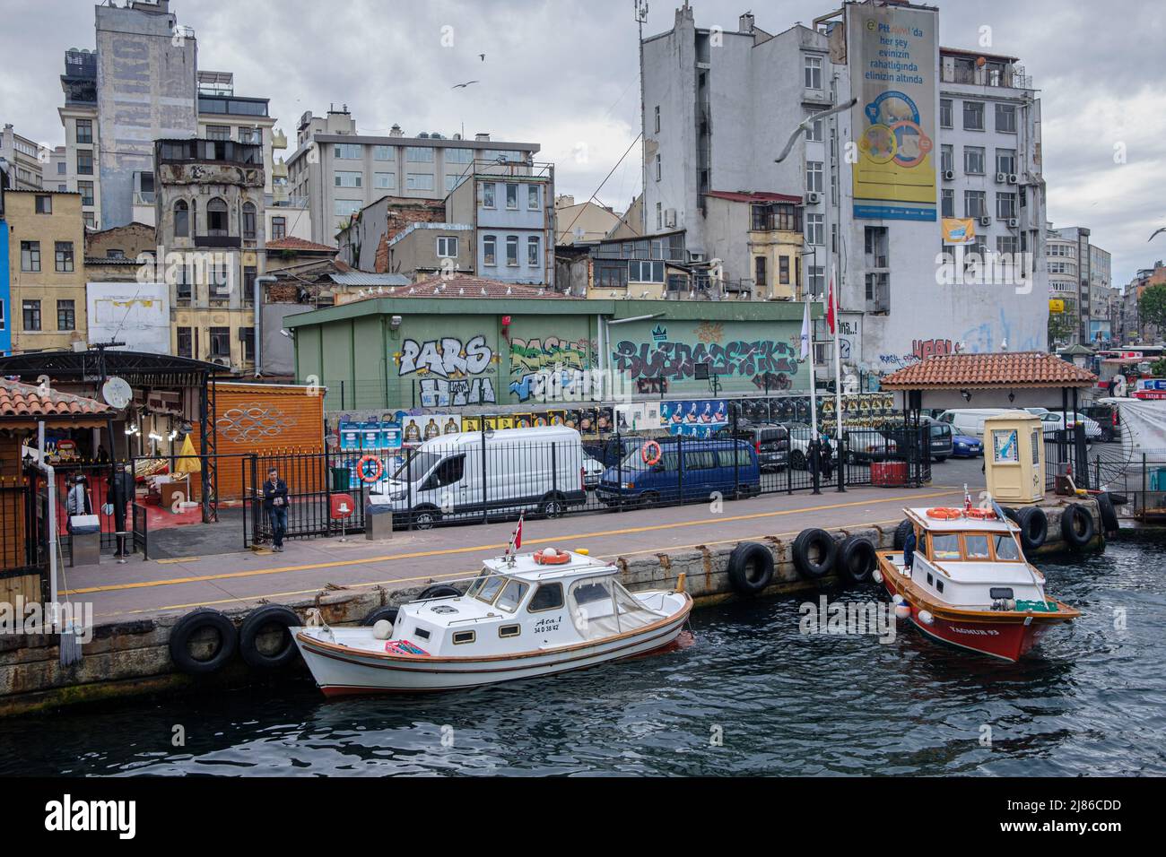 Istanbul, Türkei. 9.. Mai 2019. An den Kais des Distrikts Galata werden Taxis vertäut. Der Seeverkehr mit Fähren ist eine Besonderheit Istanbuls. Trotz des tiefsten Tunnels der Welt unter dem Bosporus für die U-Bahn und der Einweihung der neuen „Canakkale 1915-Brücke“ im März 2022 fördern die Bevölkerung und der 2019 neu gewählte Bürgermeister von Istanbul den Seeverkehr, um den Straßenverkehr zu entlasten und die Emissionen von CO2 zu reduzieren. (Bild: © Laurent Coust/SOPA Images via ZUMA Press Wire) Stockfoto