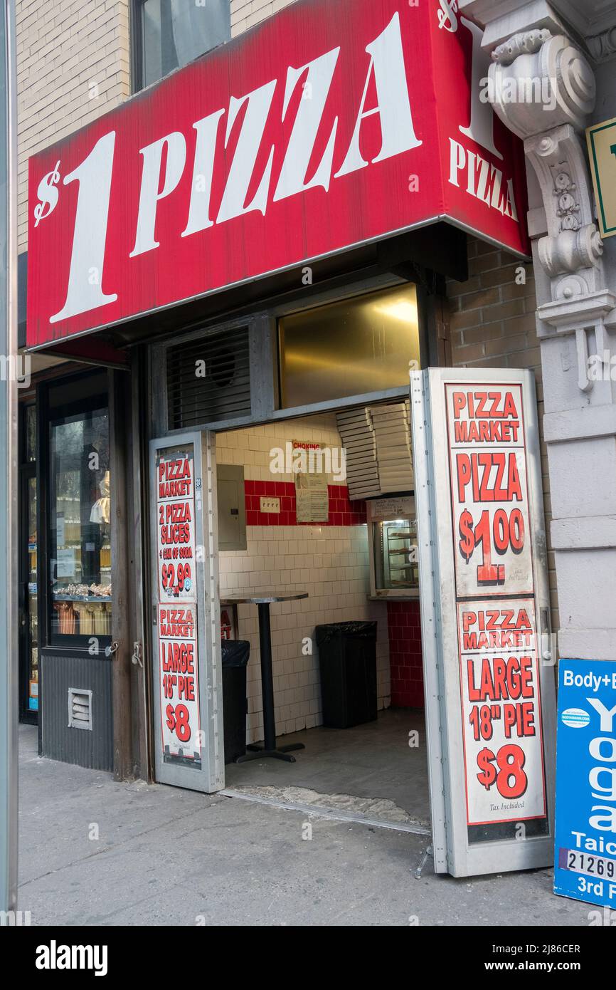 Ein Pizzageschäft aus dem Jahr $1 in der Sixth Avenue in Midtown, Manhattan, New York City. Können sie die aktuelle Inflation überleben? Stockfoto