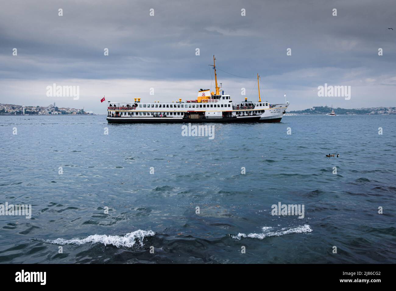 Istanbul, Türkei. 10.. Mai 2019. Eine Fähre in der Mitte der Bosporus-Meerenge ist unter dem kommenden Sturm zu sehen. Der Seeverkehr mit Fähren ist eine Besonderheit Istanbuls. Trotz des tiefsten Tunnels der Welt unter dem Bosporus für die U-Bahn und der Einweihung der neuen „Canakkale 1915-Brücke“ im März 2022 fördern die Bevölkerung und der 2019 neu gewählte Bürgermeister von Istanbul den Seeverkehr, um den Straßenverkehr zu entlasten und die Emissionen von CO2 zu reduzieren. (Bild: © Laurent Coust/SOPA Images via ZUMA Press Wire) Stockfoto