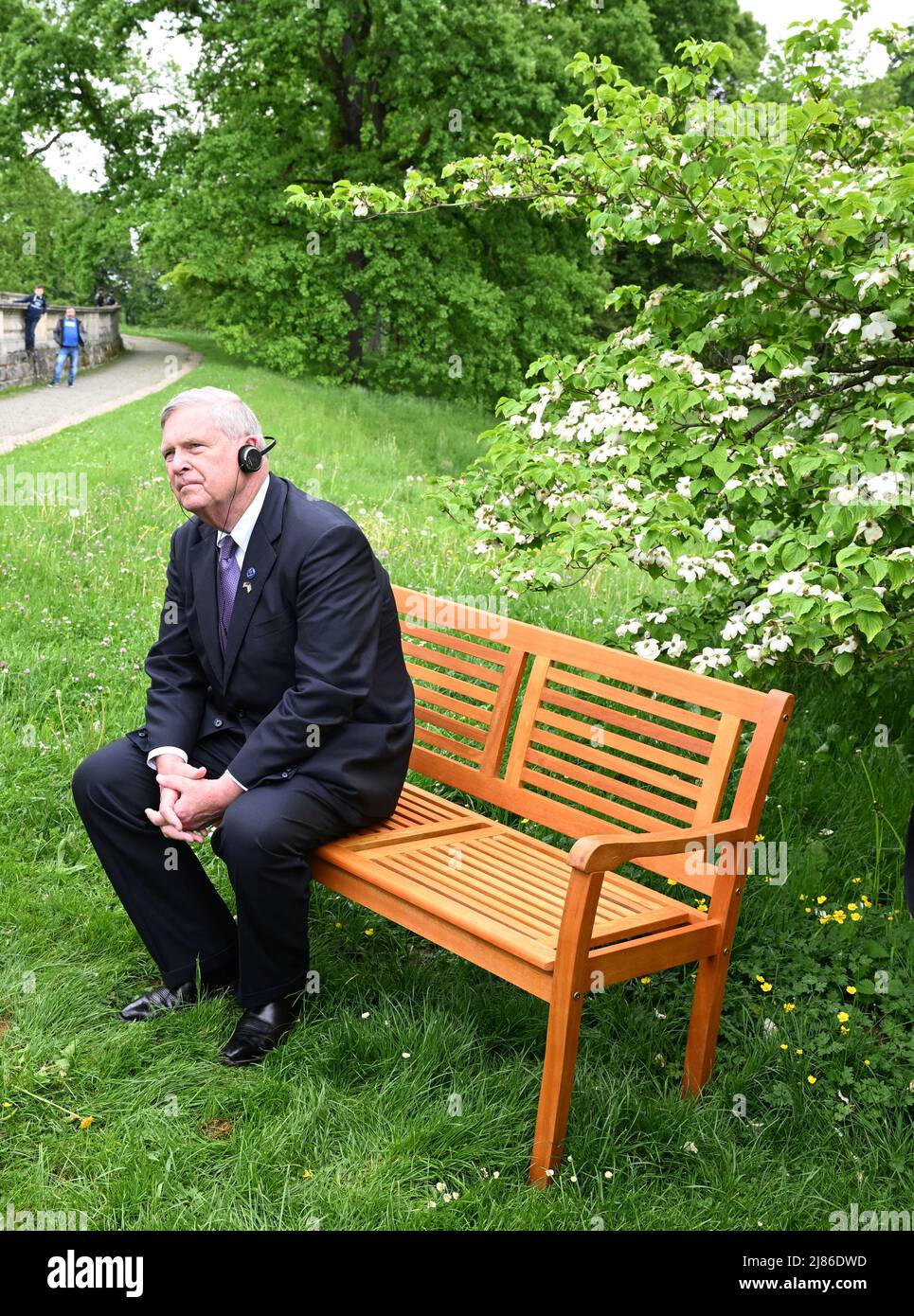 Stuttgart, Deutschland. 13.. Mai 2022. Tom Vilsack, der US-Landwirtschaftsminister, sitzt auf einer Bank während einer Führung beim Treffen der Landwirtschaftsminister G7 auf Schloss Hohenheim im Park der Universität. Quelle: Bernd Weißbrod/dpa/Alamy Live News Stockfoto