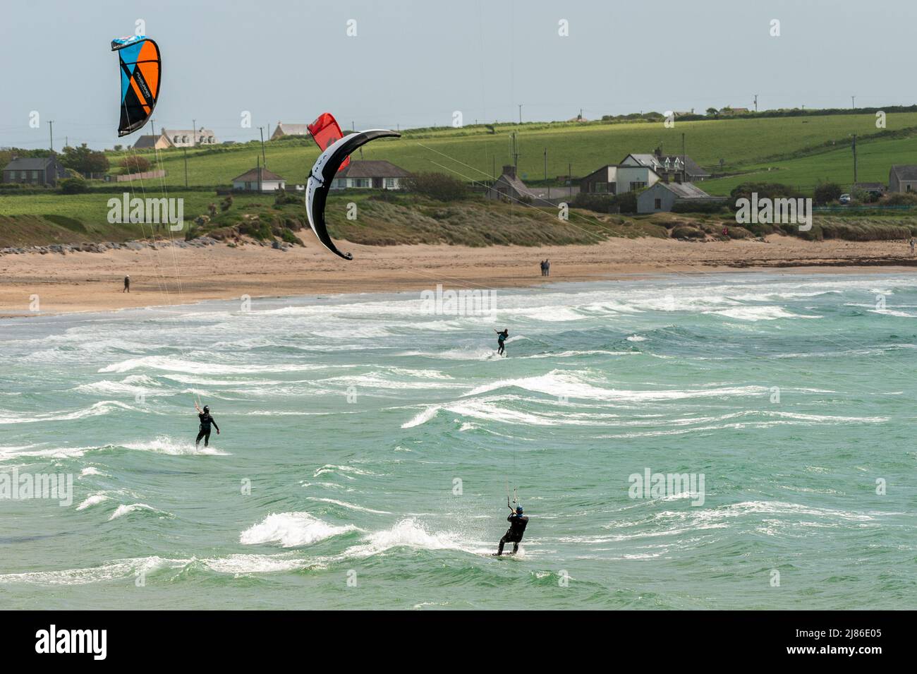 Garrylucas, West Cork, Irland. 13.. Mai 2022. Kitesurfer machen das Beste aus den starken Winden am Garrylucas Beach in West Cork an diesem Nachmittag. Met Éireann hat für das Wochenende warmes Wetter prognostiziert. Quelle: AG News/Alamy Live News Stockfoto