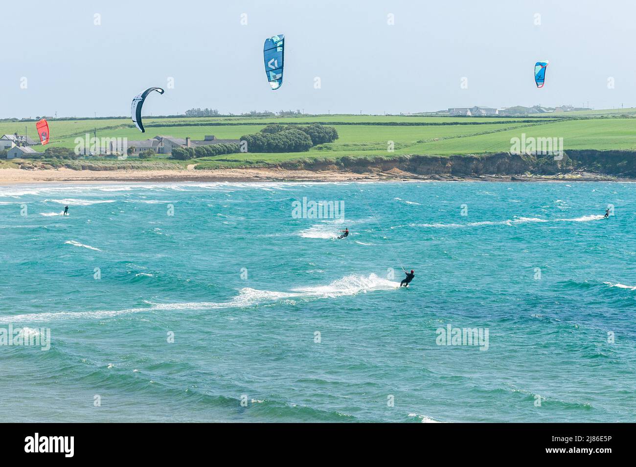 Garrylucas, West Cork, Irland. 13.. Mai 2022. Kitesurfer machen das Beste aus den starken Winden am Garrylucas Beach in West Cork an diesem Nachmittag. Met Éireann hat für das Wochenende warmes Wetter prognostiziert. Quelle: AG News/Alamy Live News Stockfoto