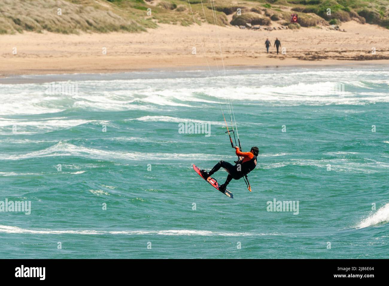 Garrylucas, West Cork, Irland. 13.. Mai 2022. Kitesurfer machen das Beste aus den starken Winden am Garrylucas Beach in West Cork an diesem Nachmittag. Met Éireann hat für das Wochenende warmes Wetter prognostiziert. Quelle: AG News/Alamy Live News Stockfoto