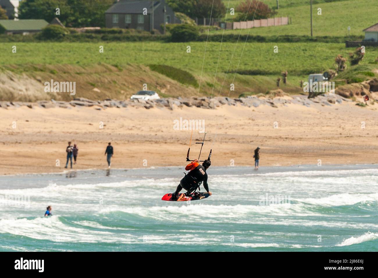Garrylucas, West Cork, Irland. 13.. Mai 2022. Kitesurfer machen das Beste aus den starken Winden am Garrylucas Beach in West Cork an diesem Nachmittag. Met Éireann hat für das Wochenende warmes Wetter prognostiziert. Quelle: AG News/Alamy Live News Stockfoto