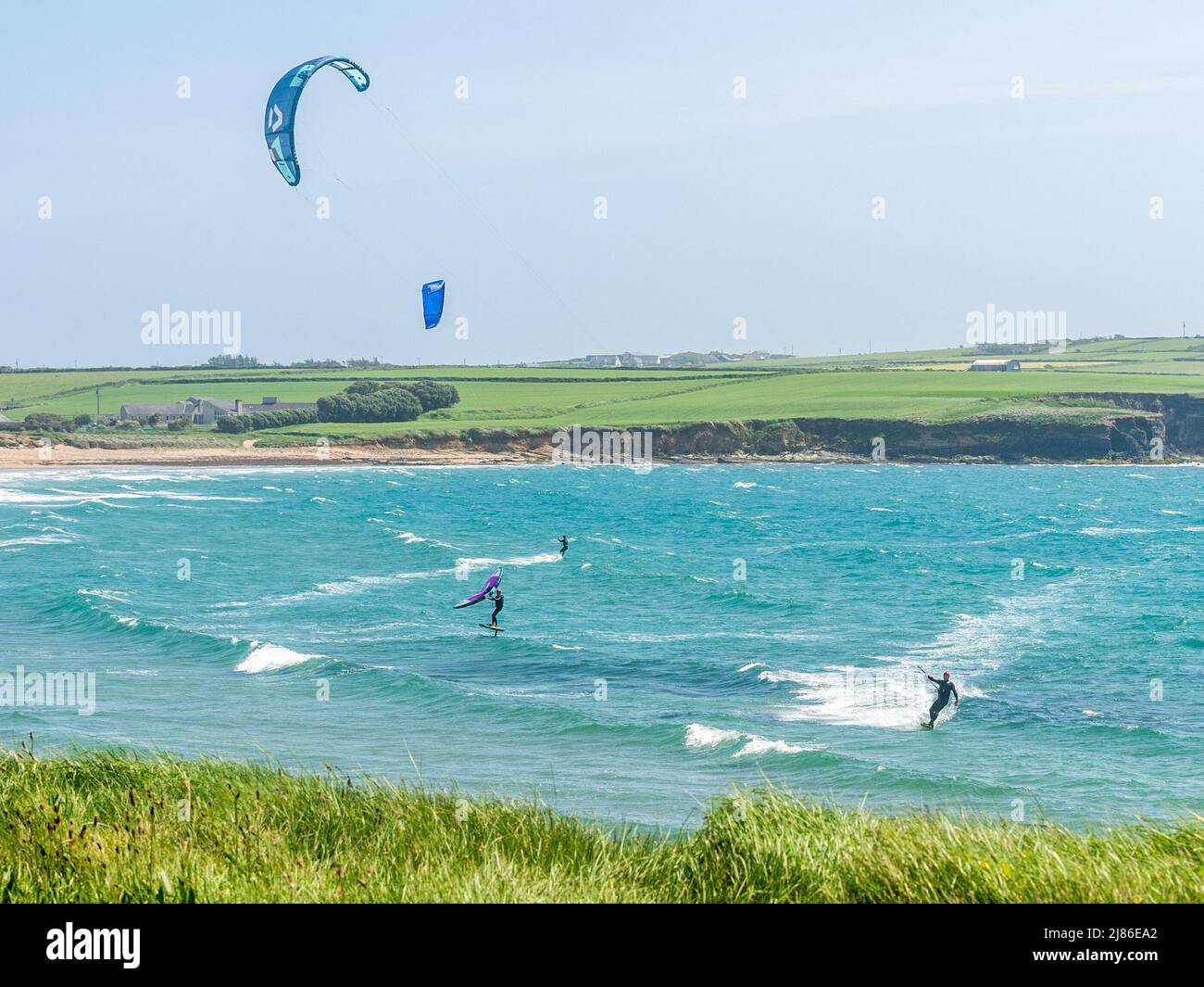 Garrylucas, West Cork, Irland. 13.. Mai 2022. Kitesurfer machen das Beste aus den starken Winden am Garrylucas Beach in West Cork an diesem Nachmittag. Met Éireann hat für das Wochenende warmes Wetter prognostiziert. Quelle: AG News/Alamy Live News Stockfoto
