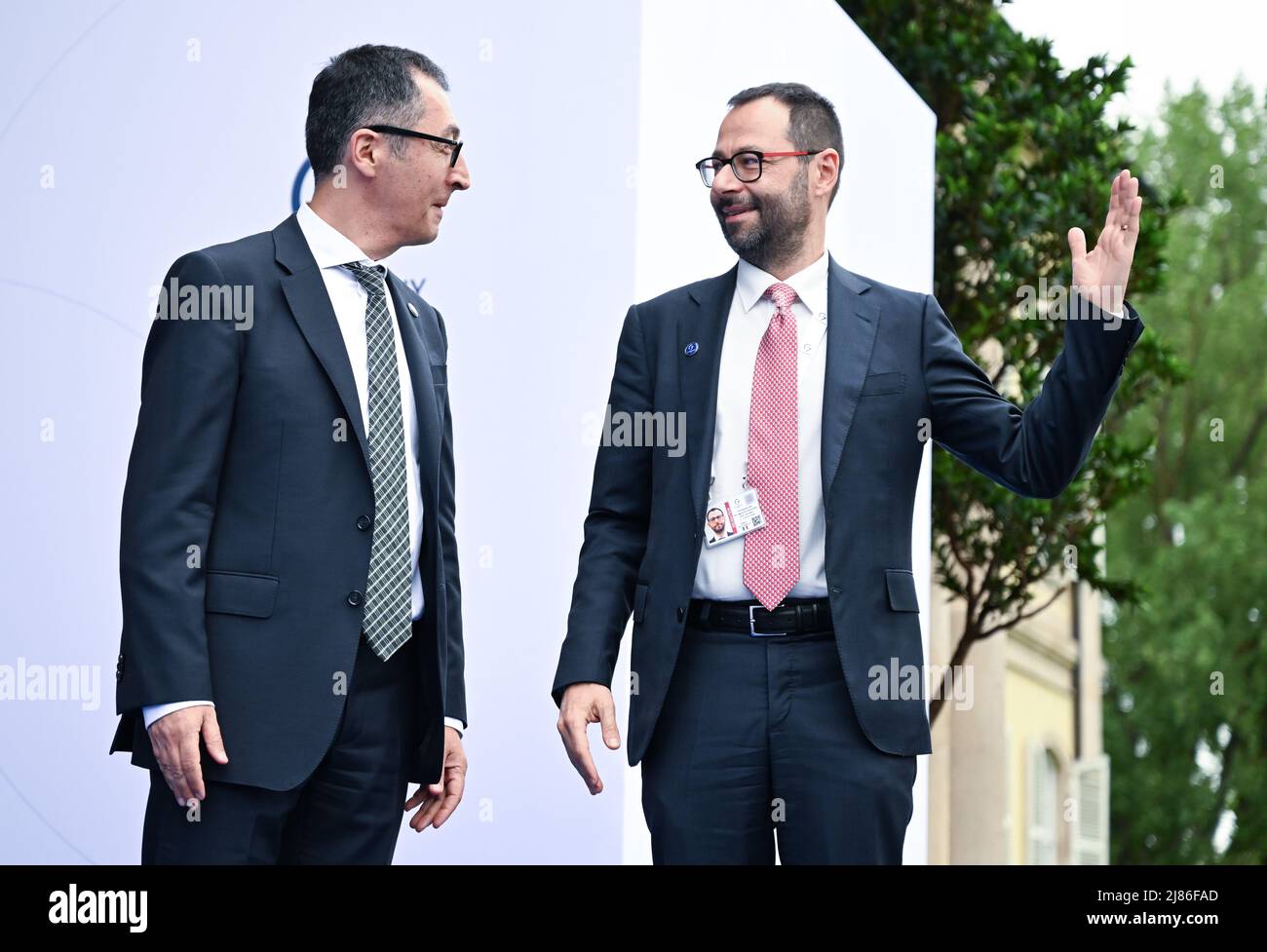 Stuttgart, Deutschland. 13.. Mai 2022. CEM Özdemir (l, Bündnis 90/die Grünen), Bundesminister für Ernährung und Landwirtschaft, begrüßt den italienischen Landwirtschaftsminister Stefano Patuanelli beim Treffen der Landwirtschaftsminister G7 auf Schloss Hohenheim. Quelle: Bernd Weißbrod/dpa/Alamy Live News Stockfoto
