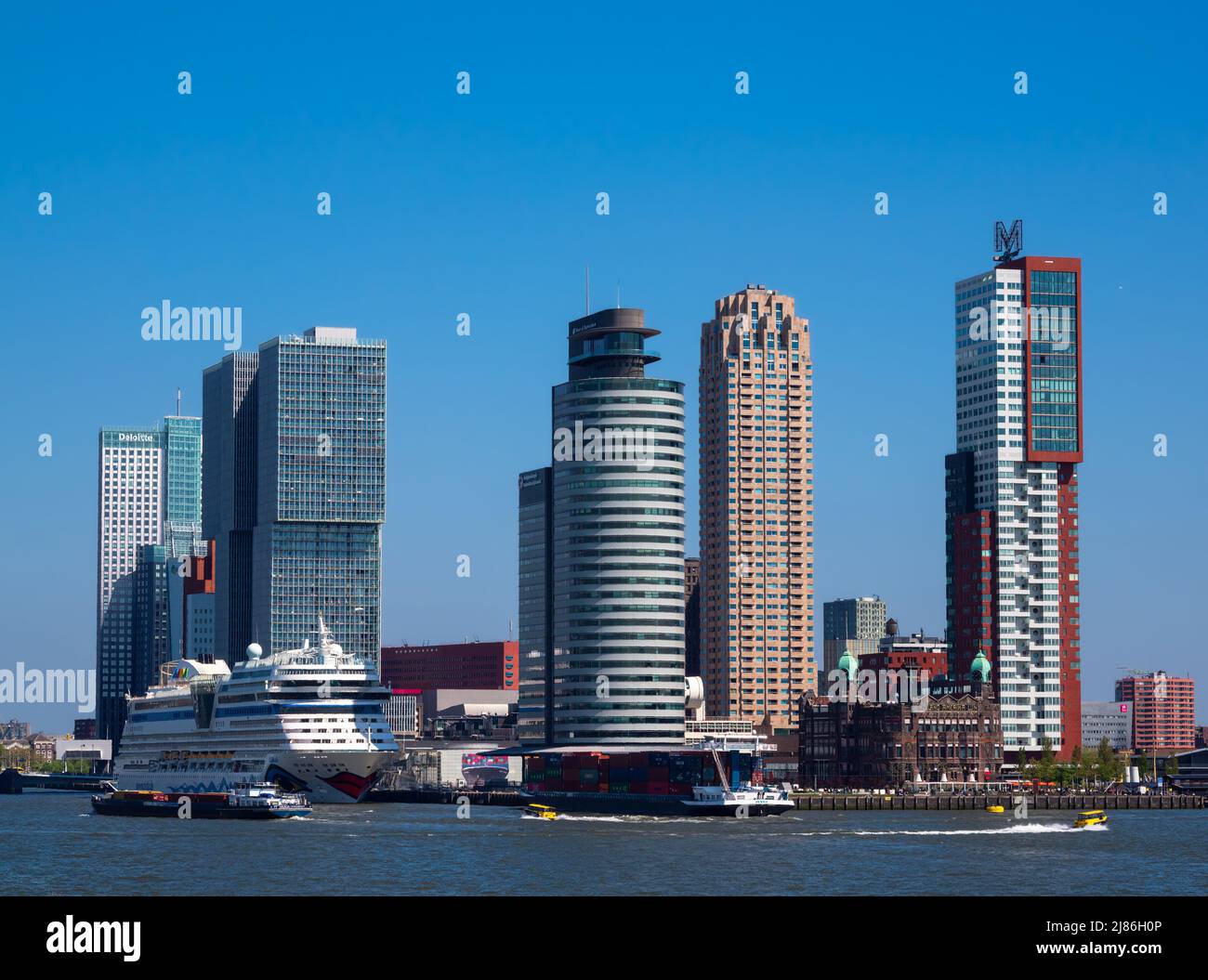 Rotterdam, Niederlande - 28. April 2022: Das touristische Kreuzschiff Aida ankerte neben den Wolkenkratzern von Rotterdam Stockfoto