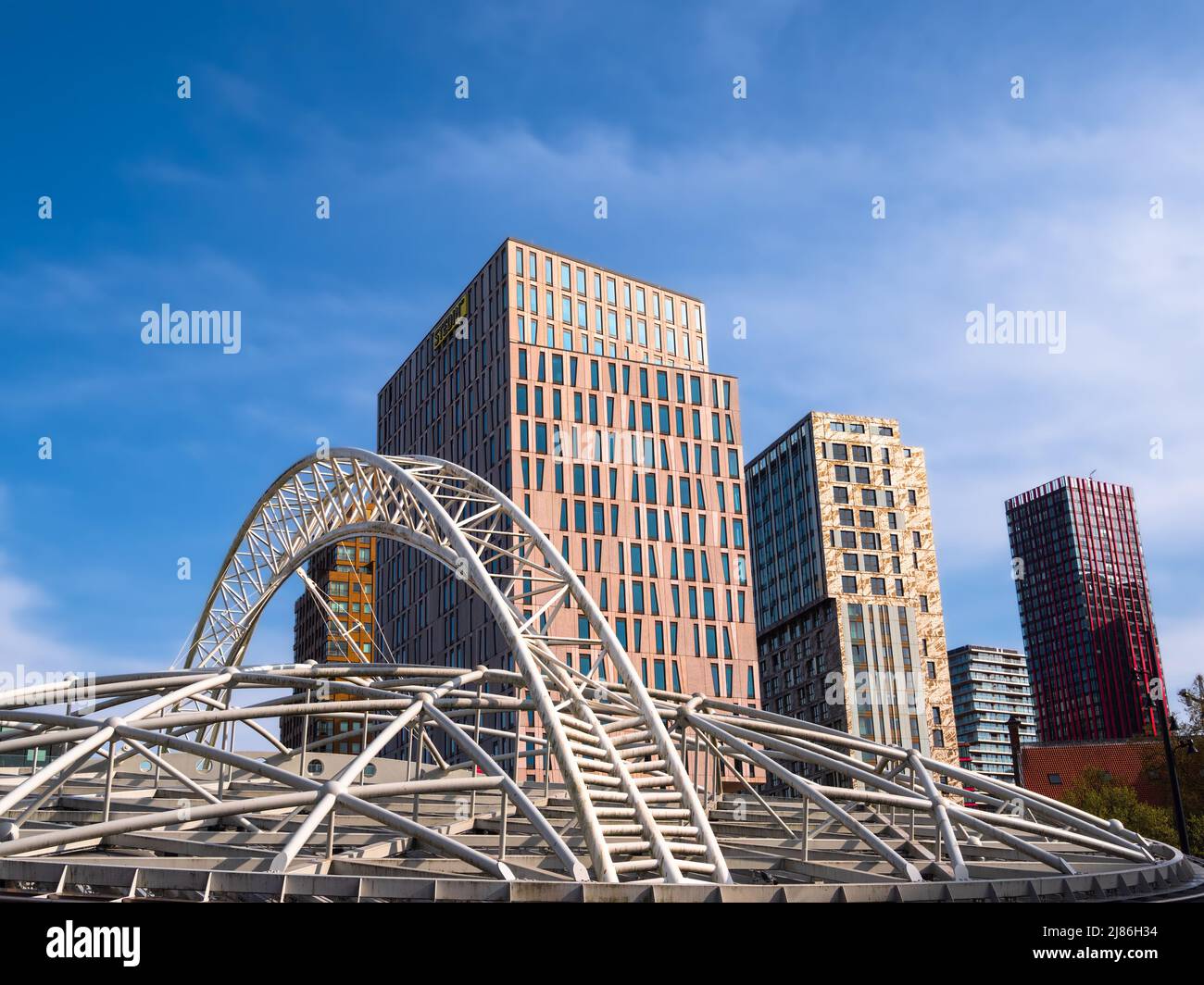 Rotterdam, Niederlande - 28. April 2022: Moderne Architektur, Büro- und Wohngebäude in Rotterdam Stockfoto