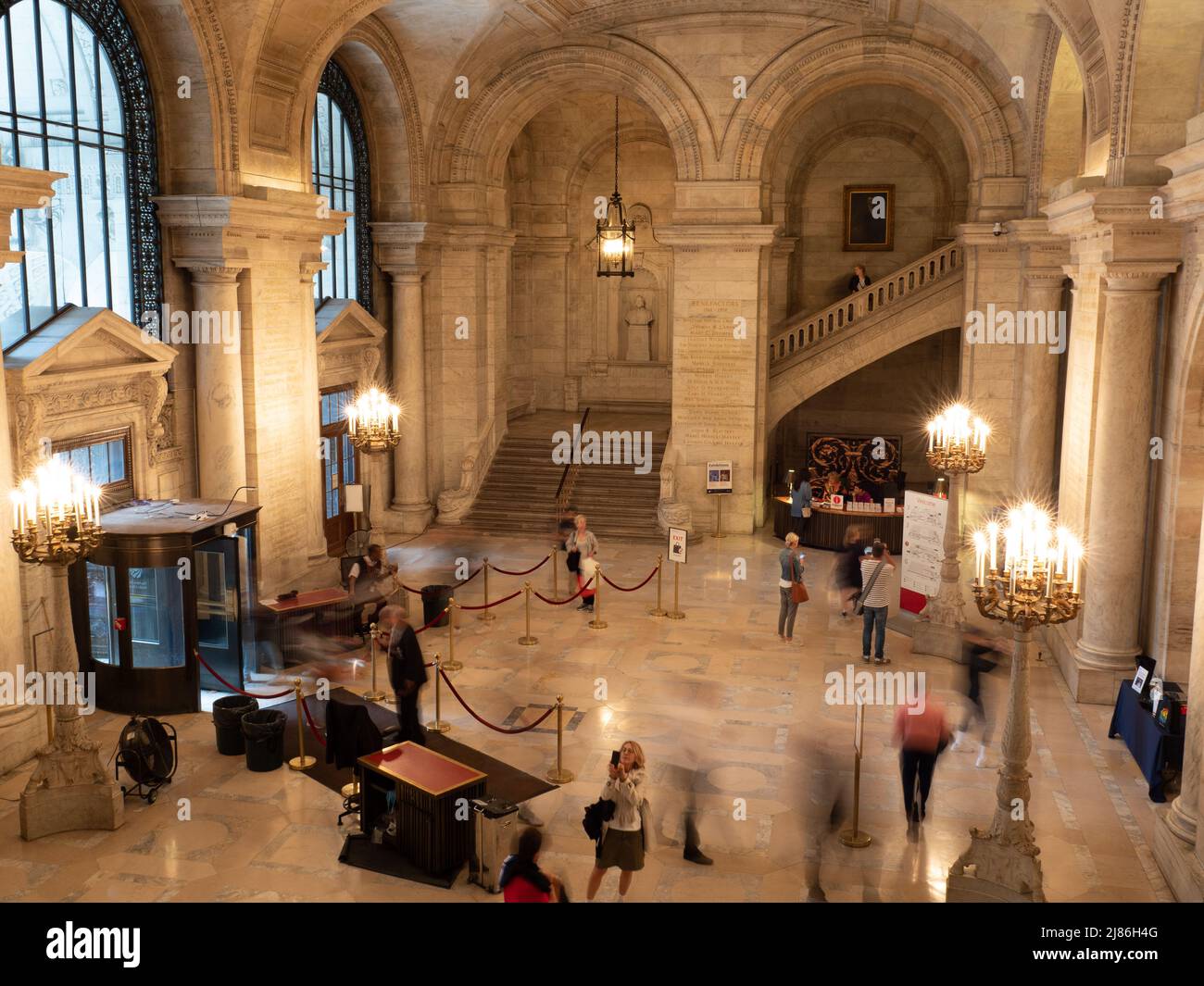 Langaufnahme der Eingangshalle der New York Public Library. Stockfoto