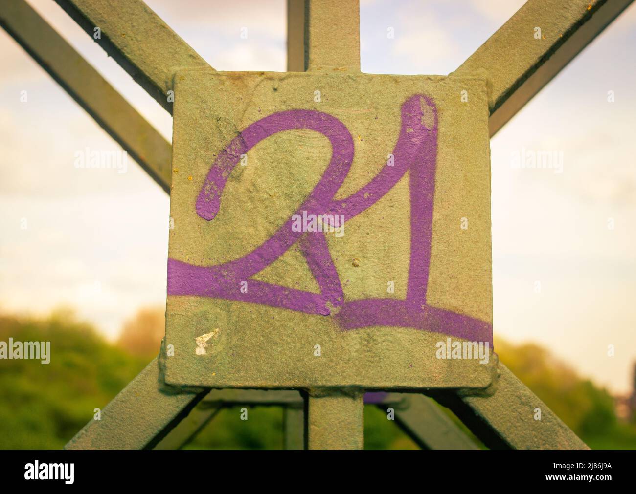 Graffiti auf einem Abschnitt einer Eisenbrücke in Manchester, Großbritannien Stockfoto