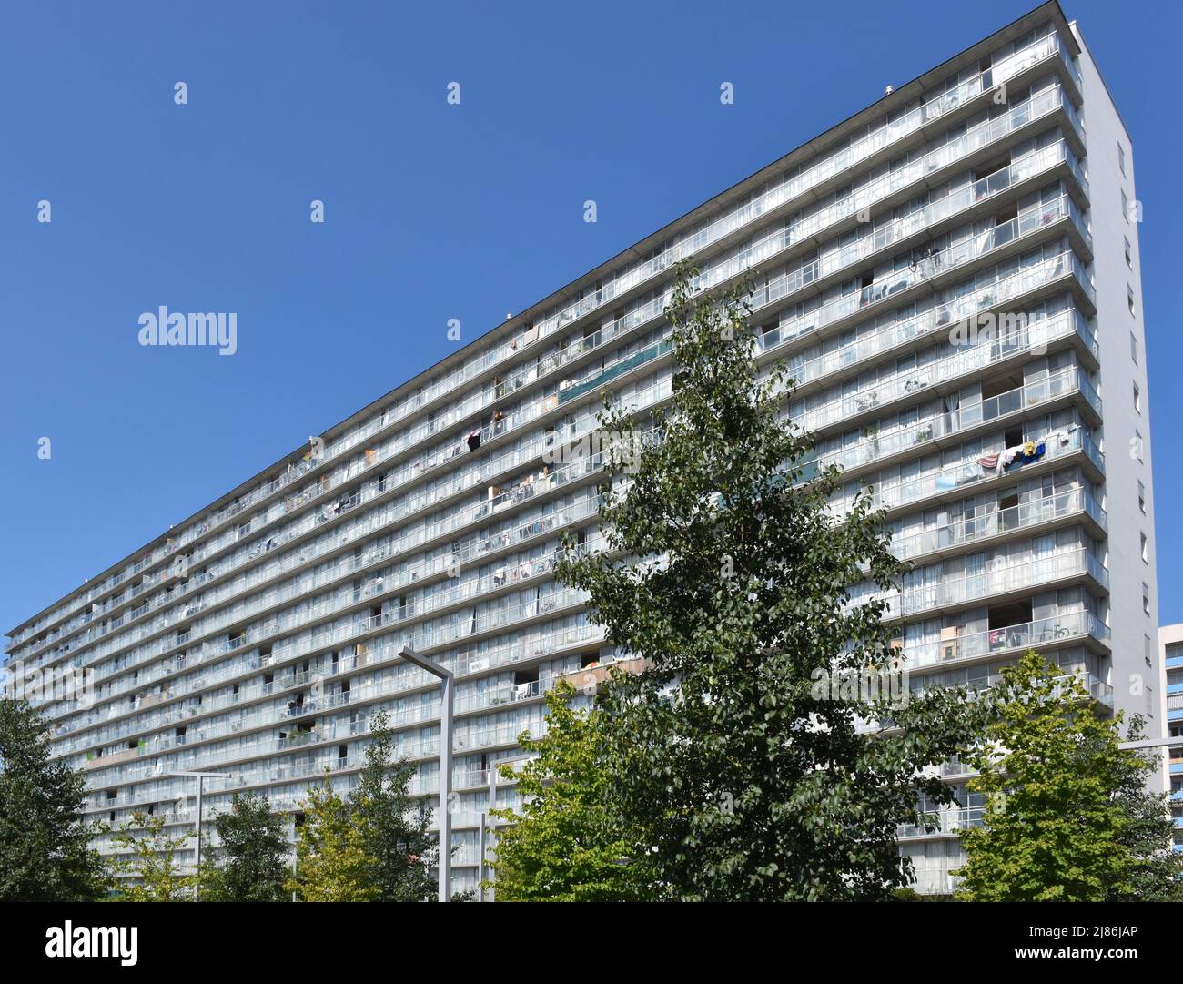 Große Wohnblöcke im Gran Parc von Bordeaux, die sich durch die Erweiterung des Wohnraums in modulare Strukturen dramatisch verbessert haben Stockfoto