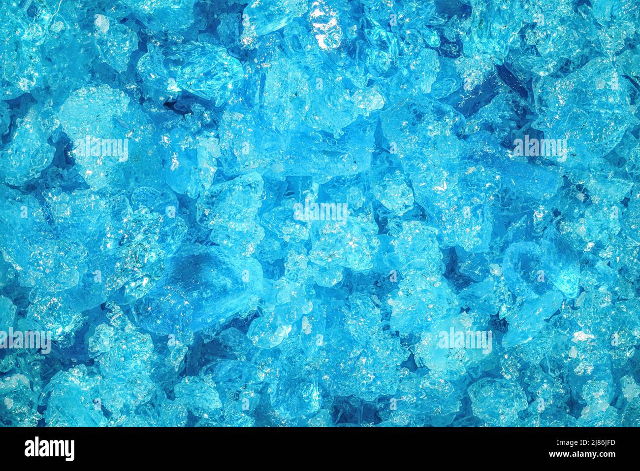 Blaue Kupfersulfatkristalle unter 4x Mikroskopvergrößerung - Bildbreite = 8mm Stockfoto