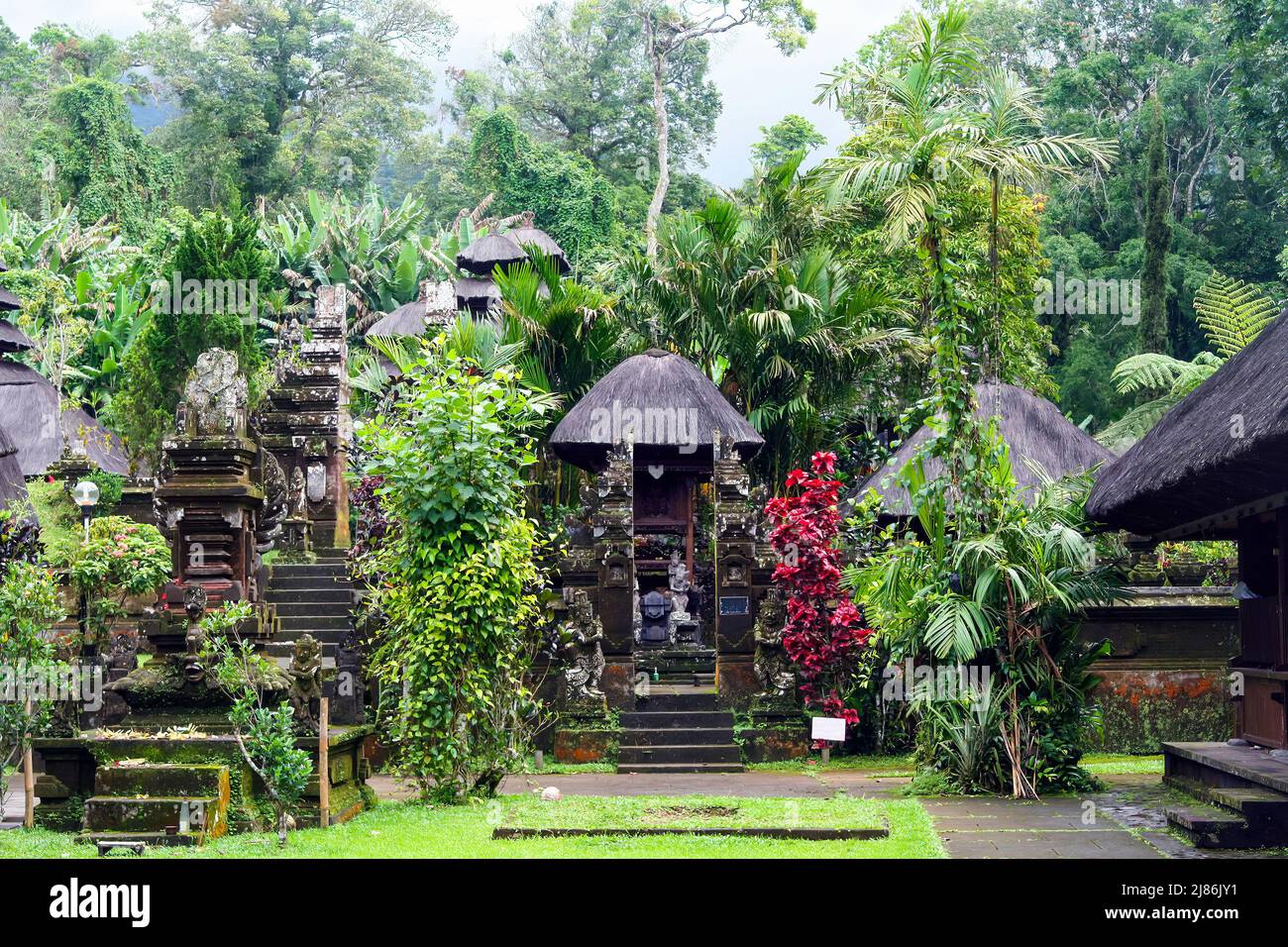 Wunderschöne mystisch atmosphärische tropische Waldlandschaft, alter hindu-Dschungeltempel, nebliger Himmel - Pura Luhur Batukaru, Bali Stockfoto