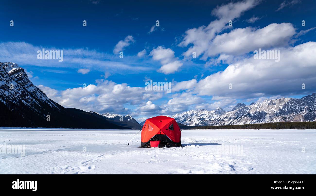 Ein Eisangelzelt zum Forellenangeln, das hoch auf einem gefrorenen See in den kanadischen Rocky Mountains im Kananaskis Provincial Park Alberta steht. Stockfoto