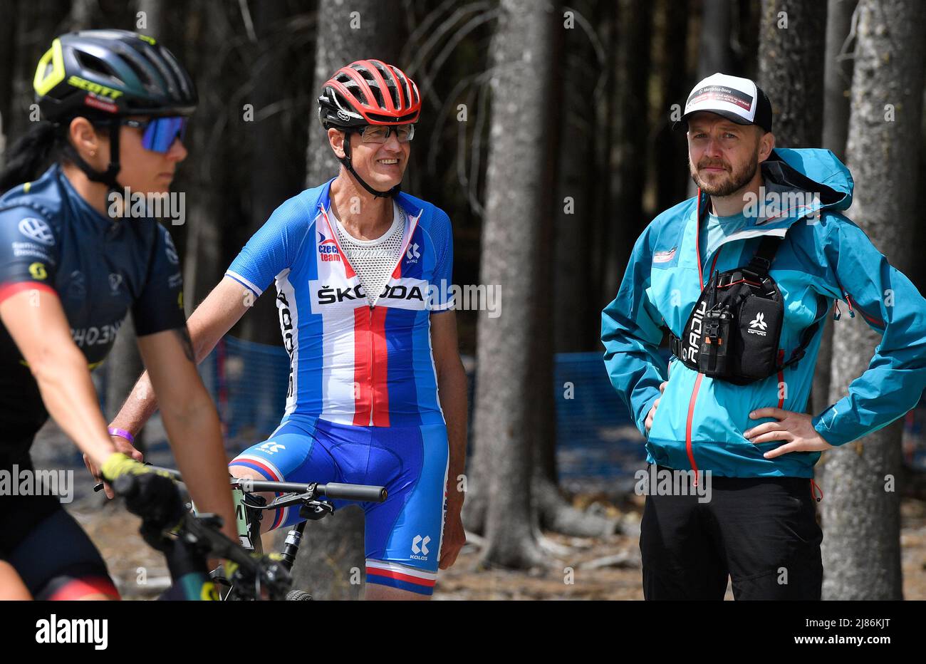 R-L Track Direktor David Hodr und Cheftrainer der tschechischen Nationalmannschaft Viktor Zapletal werden während des offiziellen Trainings vor dem UCI MTB World Cup, Cross-Country Short Track, am 13. Mai 2022 in Nove Mesto na Morave, Tschechien, gesehen. (CTK Photo/Lubos Pavlicek) Stockfoto