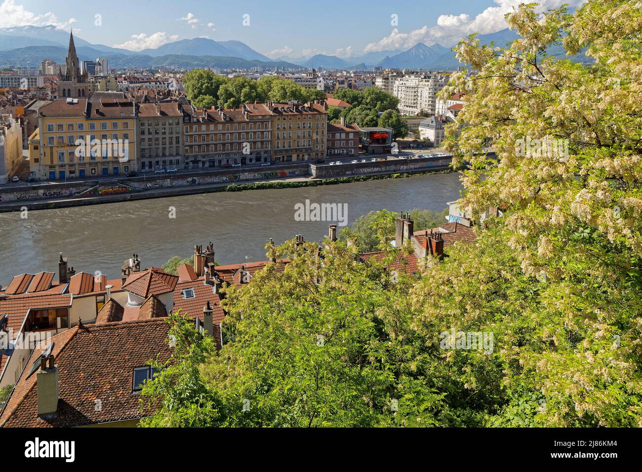 GRENOBLE, FRANKREICH, 9. Mai 2022 : Stadtzentrum am Ufer des Flusses Isere. Grenoble wurde 2022 mit der Europäischen Grünen Hauptstadt ausgezeichnet, was Pioniergeist in diesem Bereich hat Stockfoto