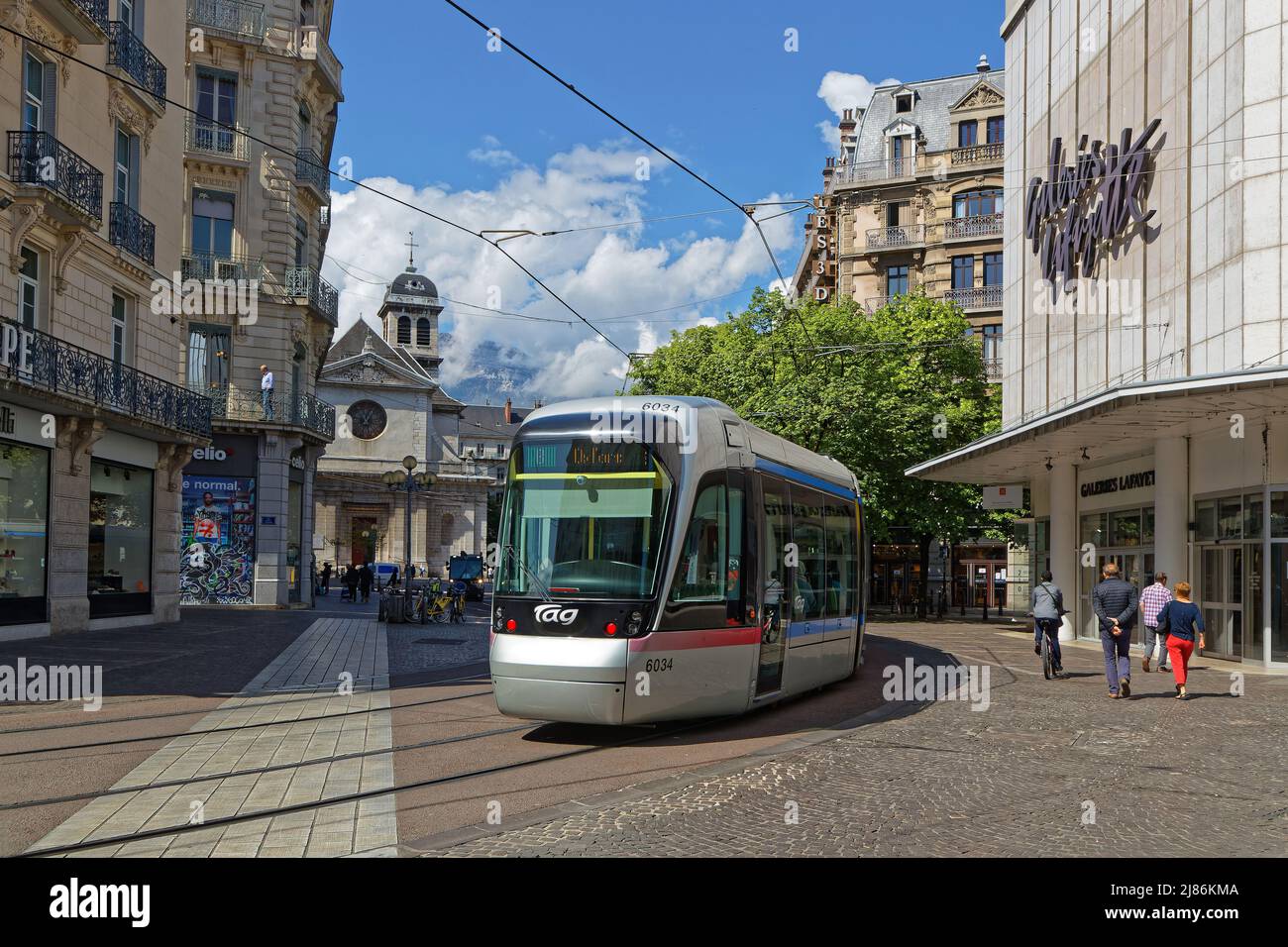 GRENOBLE, FRANKREICH, 9. Mai 2022 : Straßenbahn in der Stadt. Ausgezeichnet mit der Europäischen Grünen Hauptstadt für 2022 hat Grenoble es geschafft, sich mit einer hochwertigen Ausstattung auszustatten Stockfoto