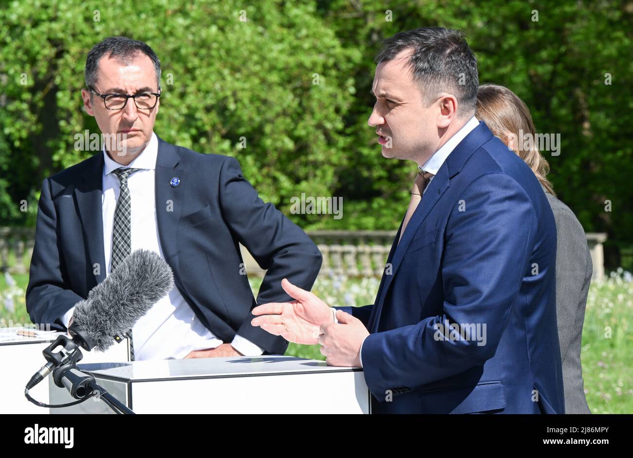 Stuttgart, Deutschland. 13.. Mai 2022. CEM Özdemir (l, Bündnis 90/die Grünen), Bundesminister für Ernährung und Landwirtschaft, und Mykola Solskyj (r), Landwirtschaftsministerin der Ukraine, geben beim Treffen der Landwirtschaftsminister G7 auf Schloss Hohenheim eine Erklärung ab. Quelle: Bernd Weißbrod/dpa/Alamy Live News Stockfoto