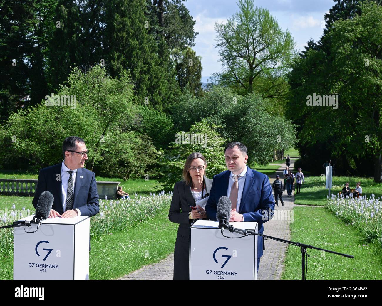 Stuttgart, Deutschland. 13.. Mai 2022. CEM Özdemir (l, Bündnis 90/die Grünen), Bundesminister für Ernährung und Landwirtschaft, und Mykola Solskyj (r), Landwirtschaftsministerin der Ukraine, geben beim Treffen der Landwirtschaftsminister G7 auf Schloss Hohenheim eine Erklärung ab. Quelle: Bernd Weißbrod/dpa/Alamy Live News Stockfoto
