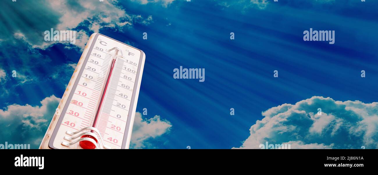 Sehr hohe Temperatur im Freien, Sommerhitze Gefahr, heißes Wetter.  Thermometer über 100 Grad Fahrenheit Skala, blauer Himmel Hintergrund,  Banner. Sonniger Tag Stockfotografie - Alamy