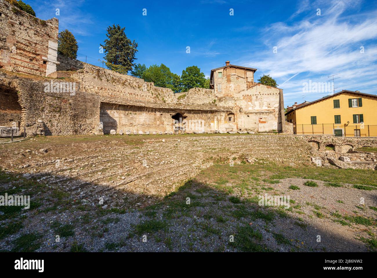 Alte Ruinen des römischen Theaters oder Amphitheaters in der Innenstadt von Brescia in der Nähe des römischen Tempels des Capitoliums (Tempio Capitolino), 1.. Jahrhundert n. Chr., Italien. Stockfoto