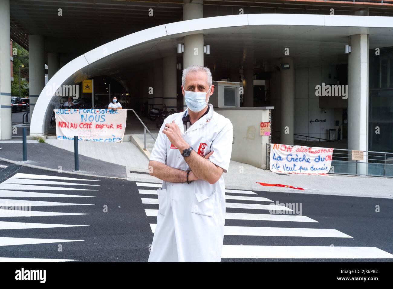 Demonstration von Betreuern, vor der Station des Krankenhauses Rangueil, Transparente, Möge die Macht mit uns sein, Nein zur Schattenseite der Privatisierung, Rentabilität. CGT. Nein zu den Totengräbern, dem Kinderzimmer der CHU. Einweihung der Teleo, der neuen städtischen Seilbahn der Toulouse Metropole, der längsten in Frankreich. Toulouse, Frankreich, am 13. Mai 2022. Foto von Patricia Huchot-Boissier/ABACAPRESS.COM Stockfoto