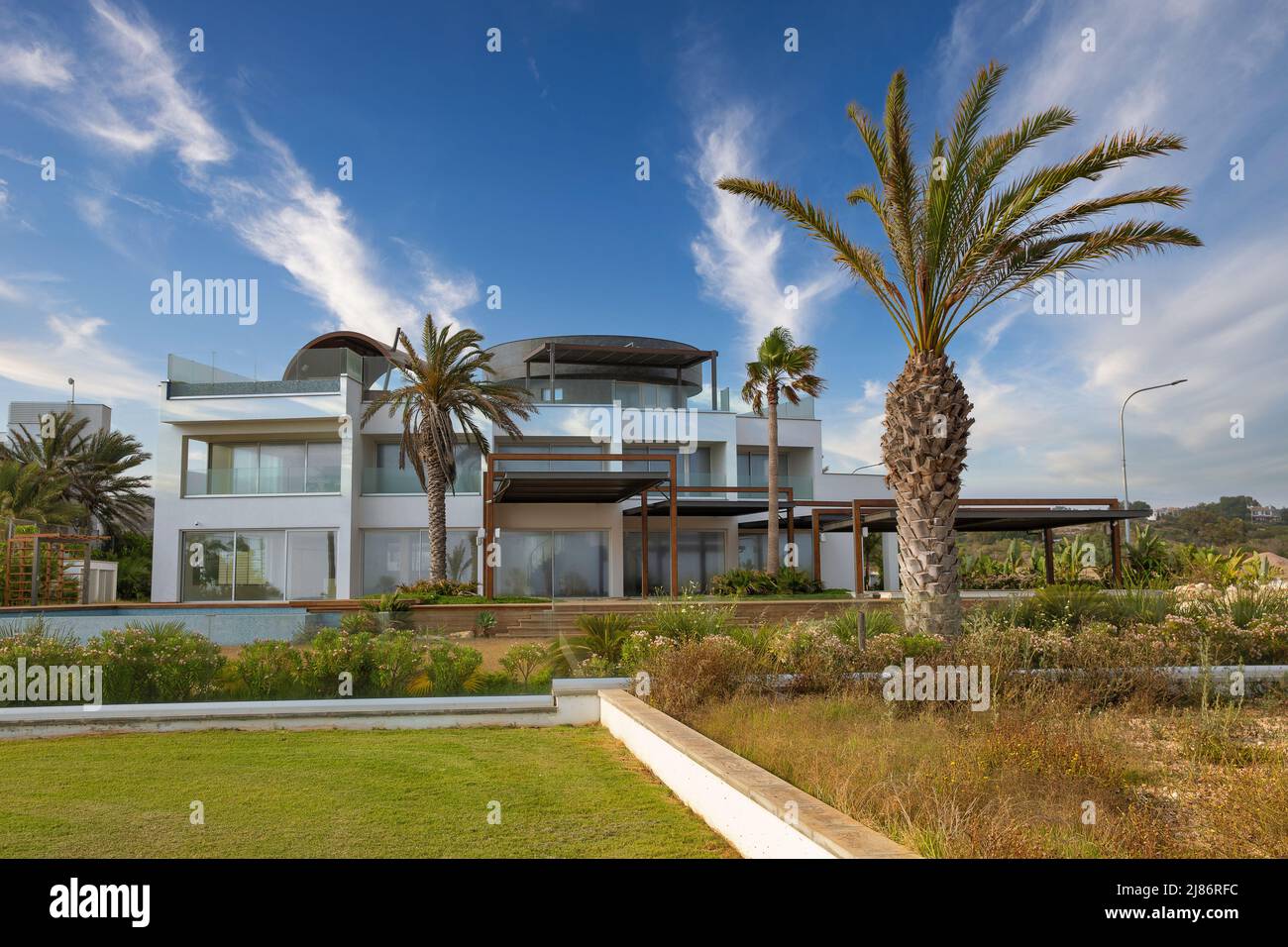 Sommerlandschaft mit luxuriösen modernen Villen. Ayia Napa Resort, Zypern. Stockfoto
