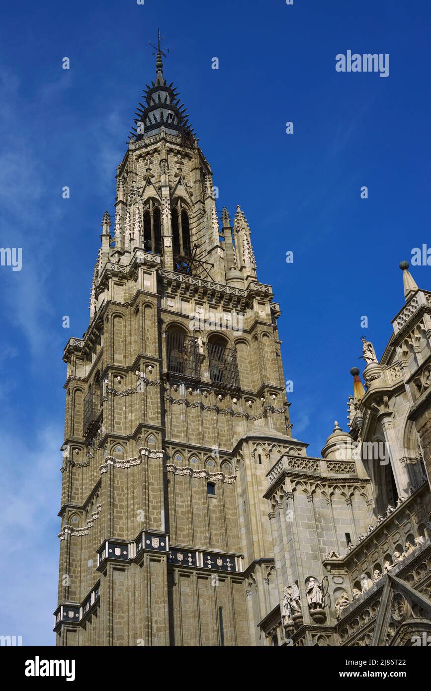 Spanien, Kastilien-La Mancha, Toledo. Kathedrale der Heiligen Maria. Glockenturm. Erbaut und entworfen im gotischen Stil vom Architekten Alvar Martínez (aktiv 1418-1440). Der achteckige obere Abschnitt wurde 1438 von Hannequin aus Brüssel fertiggestellt. Stockfoto