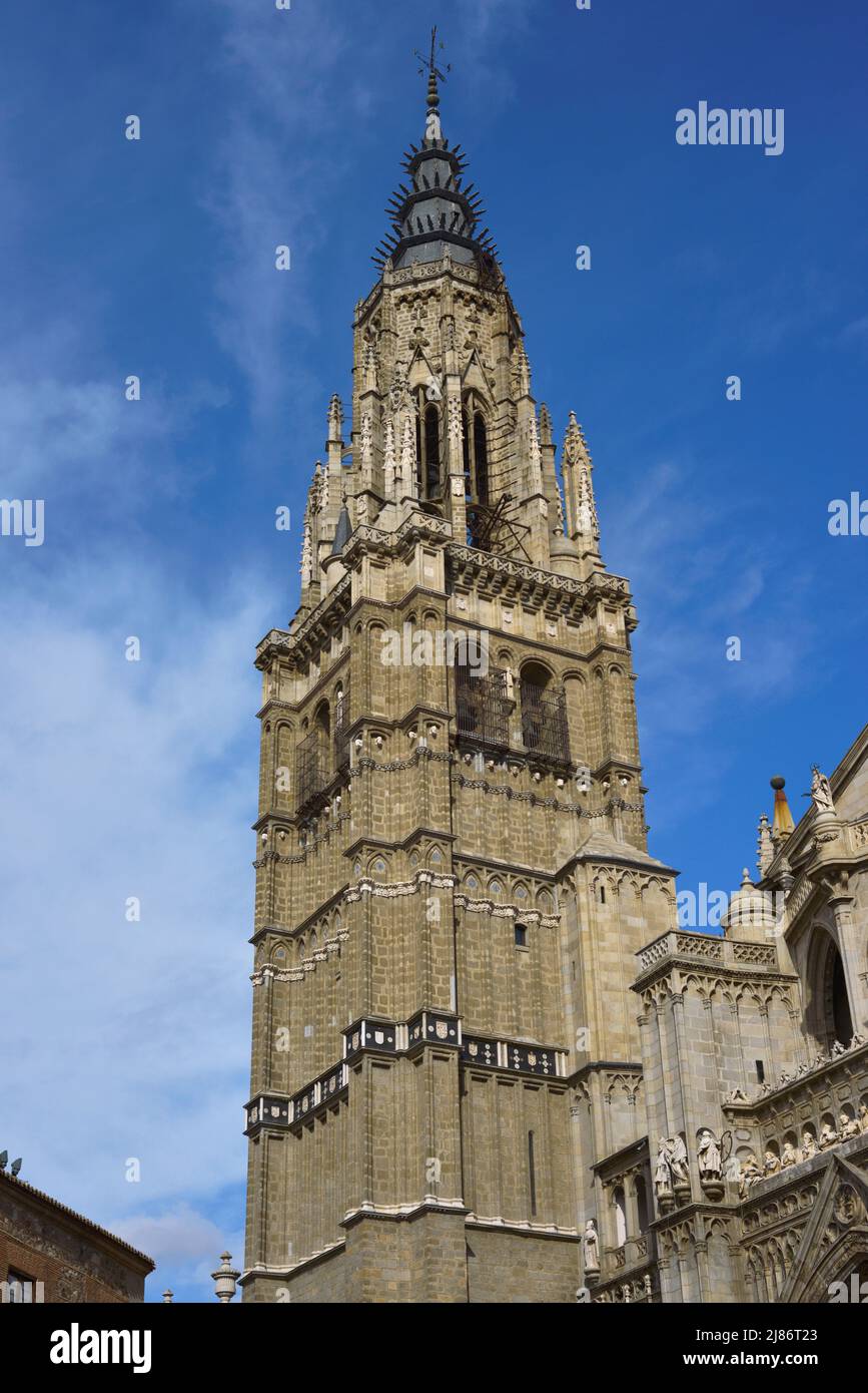 Spanien, Kastilien-La Mancha, Toledo. Kathedrale der Heiligen Maria. Glockenturm. Erbaut und entworfen im gotischen Stil vom Architekten Alvar Martínez (aktiv 1418-1440). Der achteckige obere Abschnitt wurde 1438 von Hannequin aus Brüssel fertiggestellt. Stockfoto