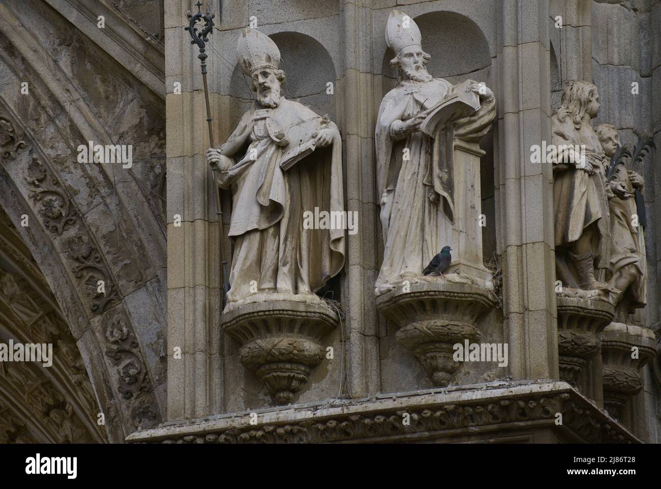 Spanien, Kastilien-La Mancha, Toledo. Kathedrale der Heiligen Maria. Erbaut im gotischen Stil zwischen 1227 und 1493. Skulpturen von Bischöfen und herausragenden Figuren an der Hauptfassade (auf einer Seite der Tür der Vergebung). Stockfoto