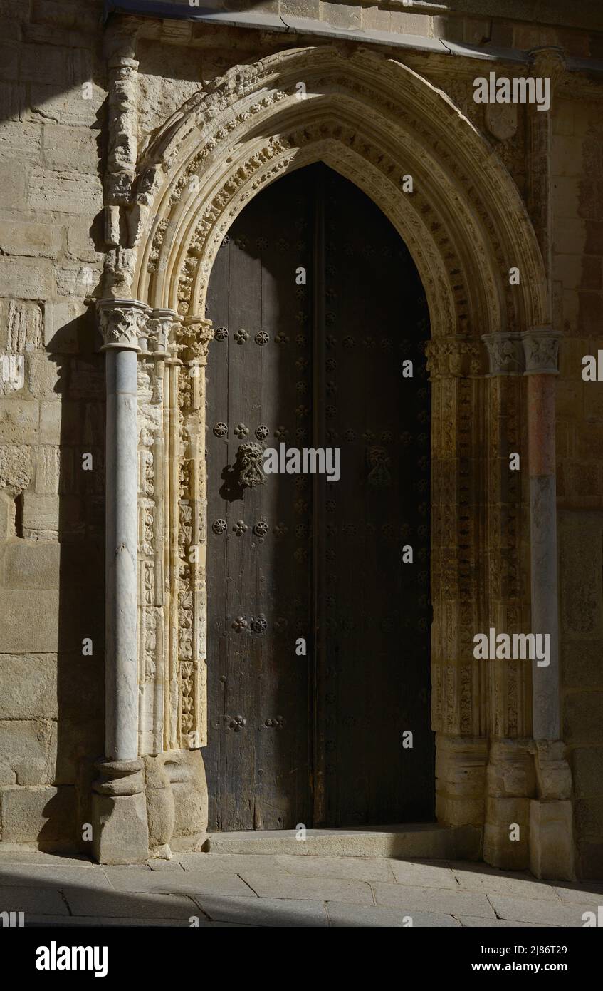 Spanien, Kastilien-La Mancha, Toledo. Kathedrale der Heiligen Maria. Erbaut im gotischen Stil zwischen 1227 und 1493. Mollete Gate oder Lost Child Gate, das Zugang zum Kloster gibt. Das Brot der Armen wurde an diesem Tor verteilt. Stockfoto