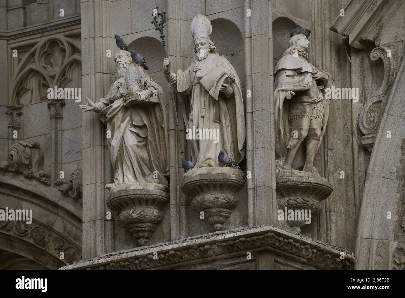 Spanien, Kastilien-La Mancha, Toledo. Kathedrale der Heiligen Maria. Erbaut im gotischen Stil zwischen 1227 und 1493. Skulpturen von Bischöfen und herausragenden Figuren an der Hauptfassade (auf einer Seite der Tür der Vergebung). Stockfoto