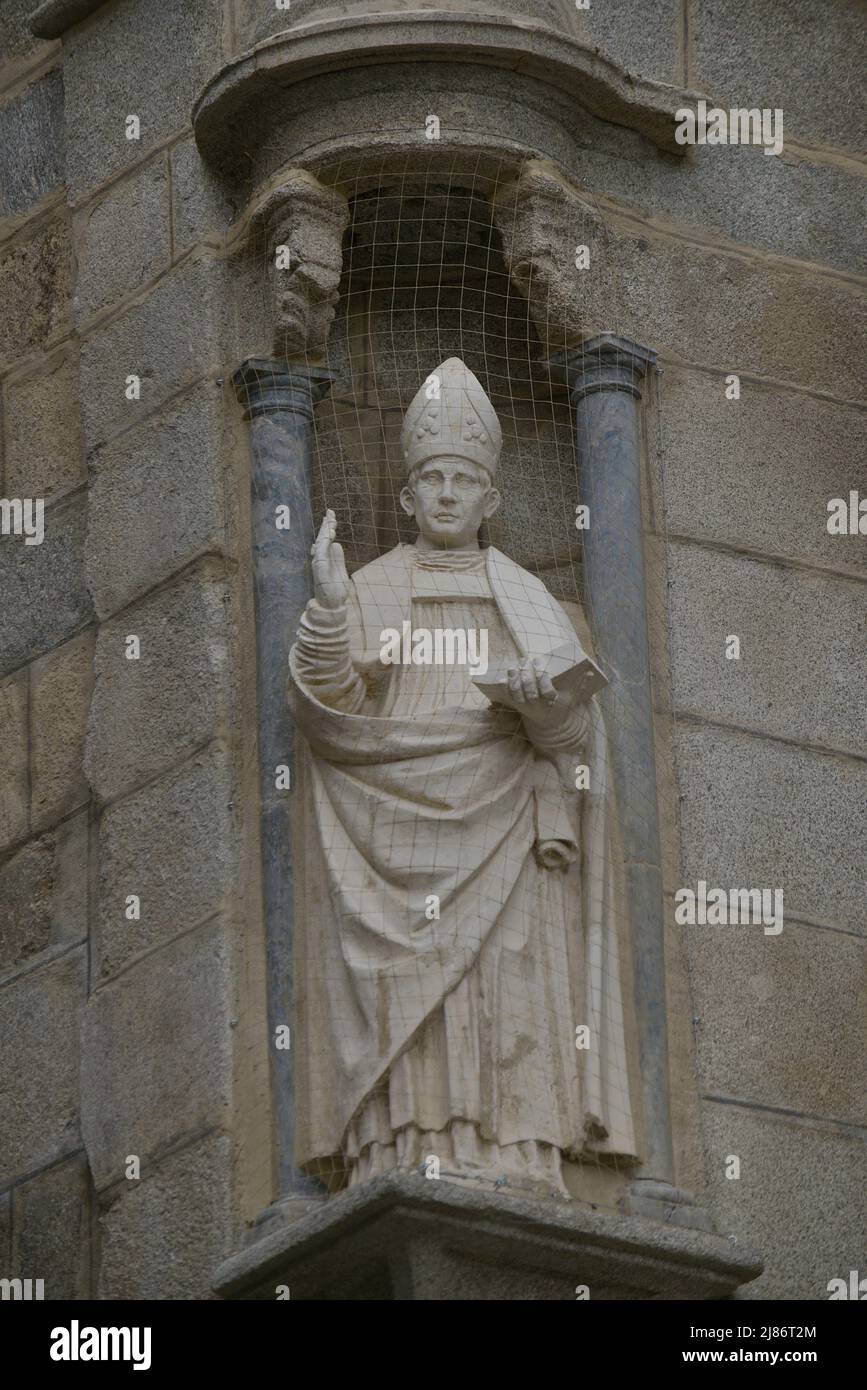 Spanien, Kastilien-La Mancha, Toledo. Kathedrale der Heiligen Maria. Erbaut im gotischen Stil zwischen 1227 und 1493. Skulptur eines Bischofs außerhalb der Mauern der Kathedrale. Stockfoto