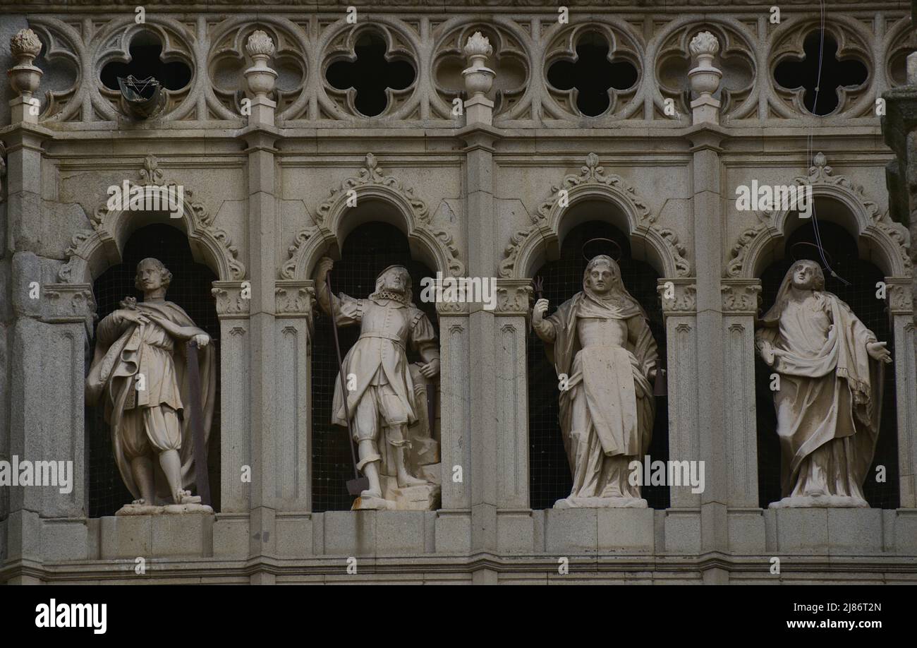 Spanien, Kastilien-La Mancha, Toledo. Kathedrale der Heiligen Maria. Erbaut im gotischen Stil zwischen 1227 und 1493. Detail der Skulpturen über der Tür des Jüngsten Gerichts an der Hauptfassade. Stockfoto