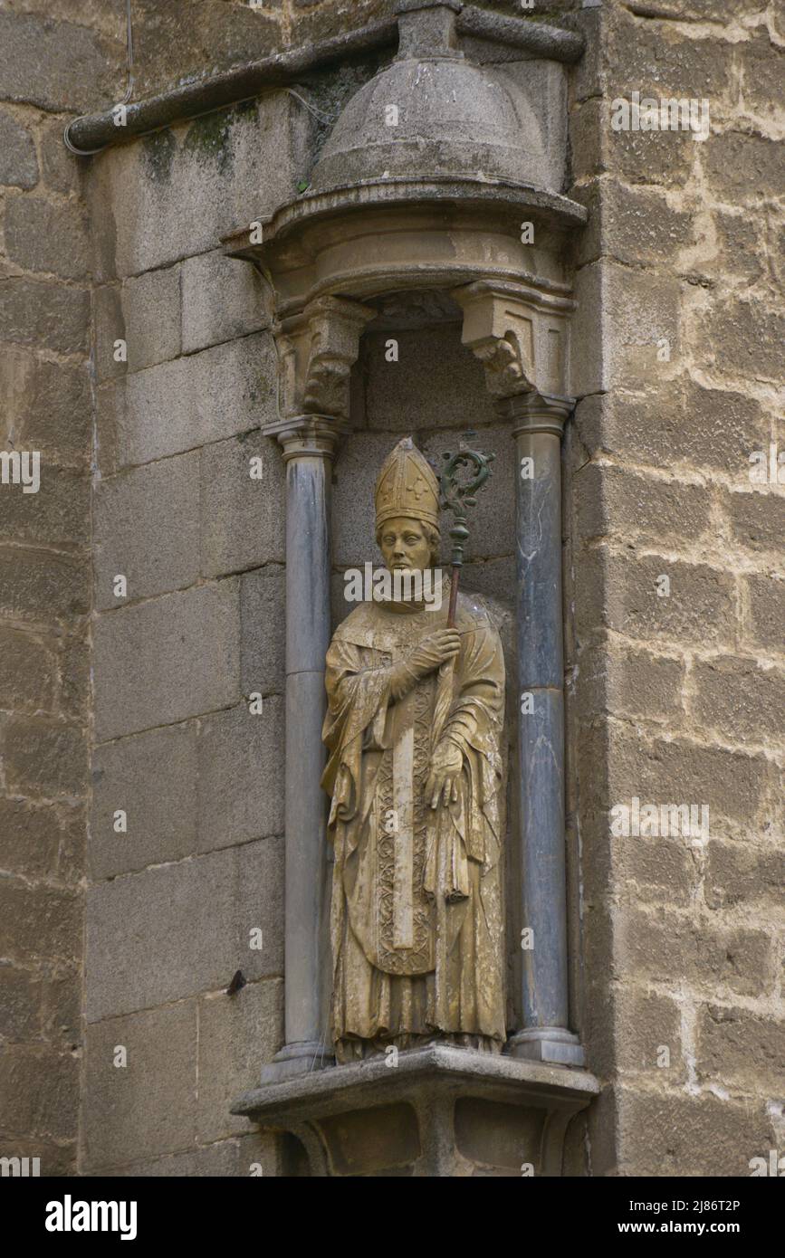 Spanien, Kastilien-La Mancha, Toledo. Kathedrale der Heiligen Maria. Erbaut im gotischen Stil zwischen 1227 und 1493. Skulptur eines Bischofs außerhalb der Mauern der Kathedrale. Stockfoto