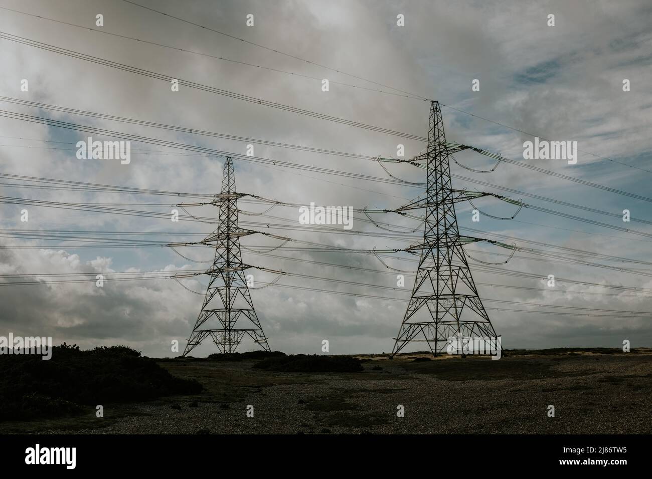 Stromleitungen vom Kraftwerk Dungeness B über Romney Marsh, Kent Stockfoto