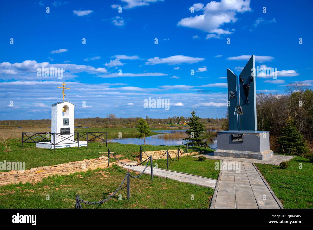 SKIRINO, RUSSLAND - 07. MAI 2022: Gedenkkomplex in Erinnerung an die Schlacht von Shelon im Jahr 1471. Region Nowgorod, Russland Stockfoto