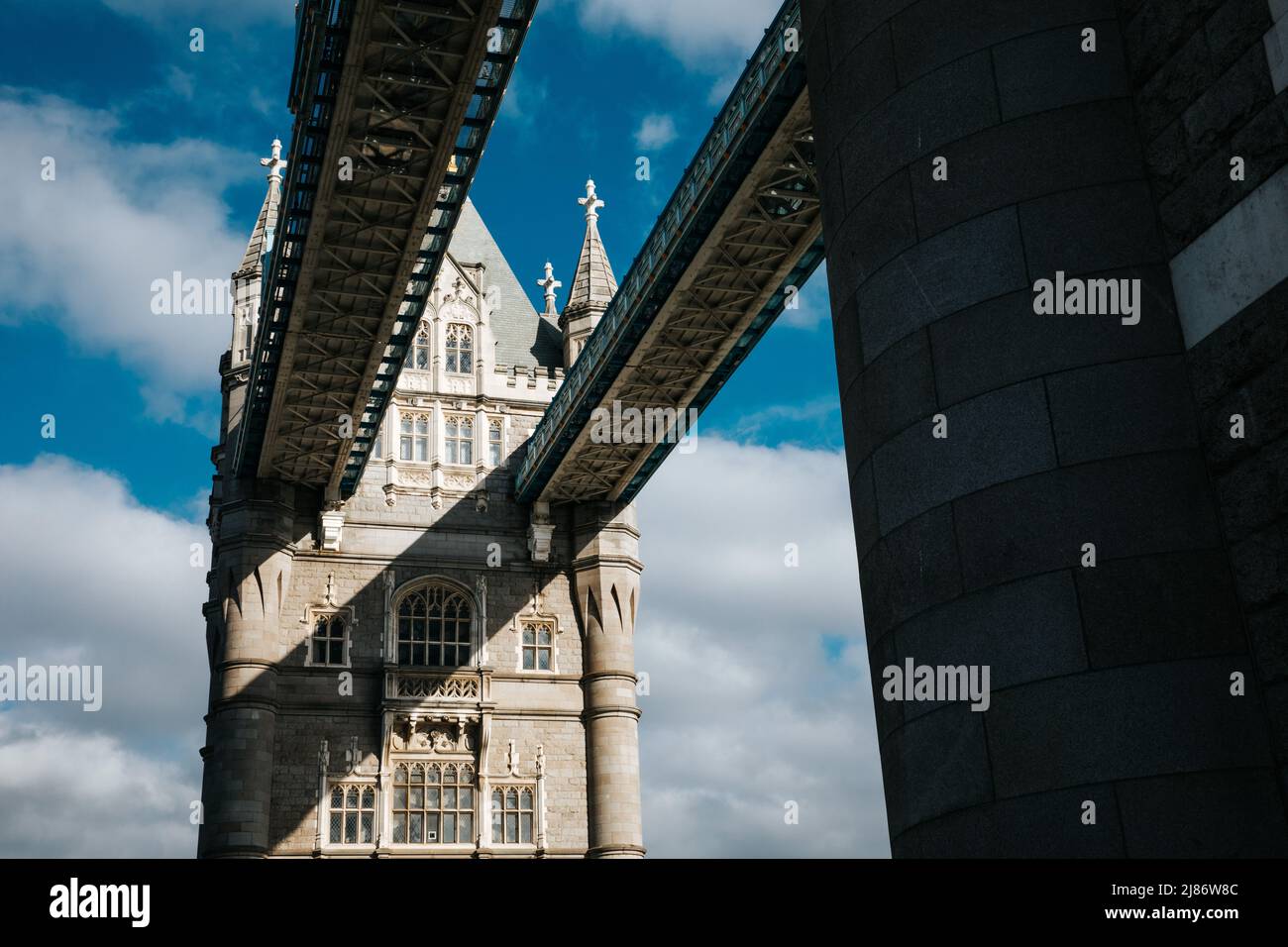 Blick auf die Unterseite der Tower Bridge, London Stockfoto