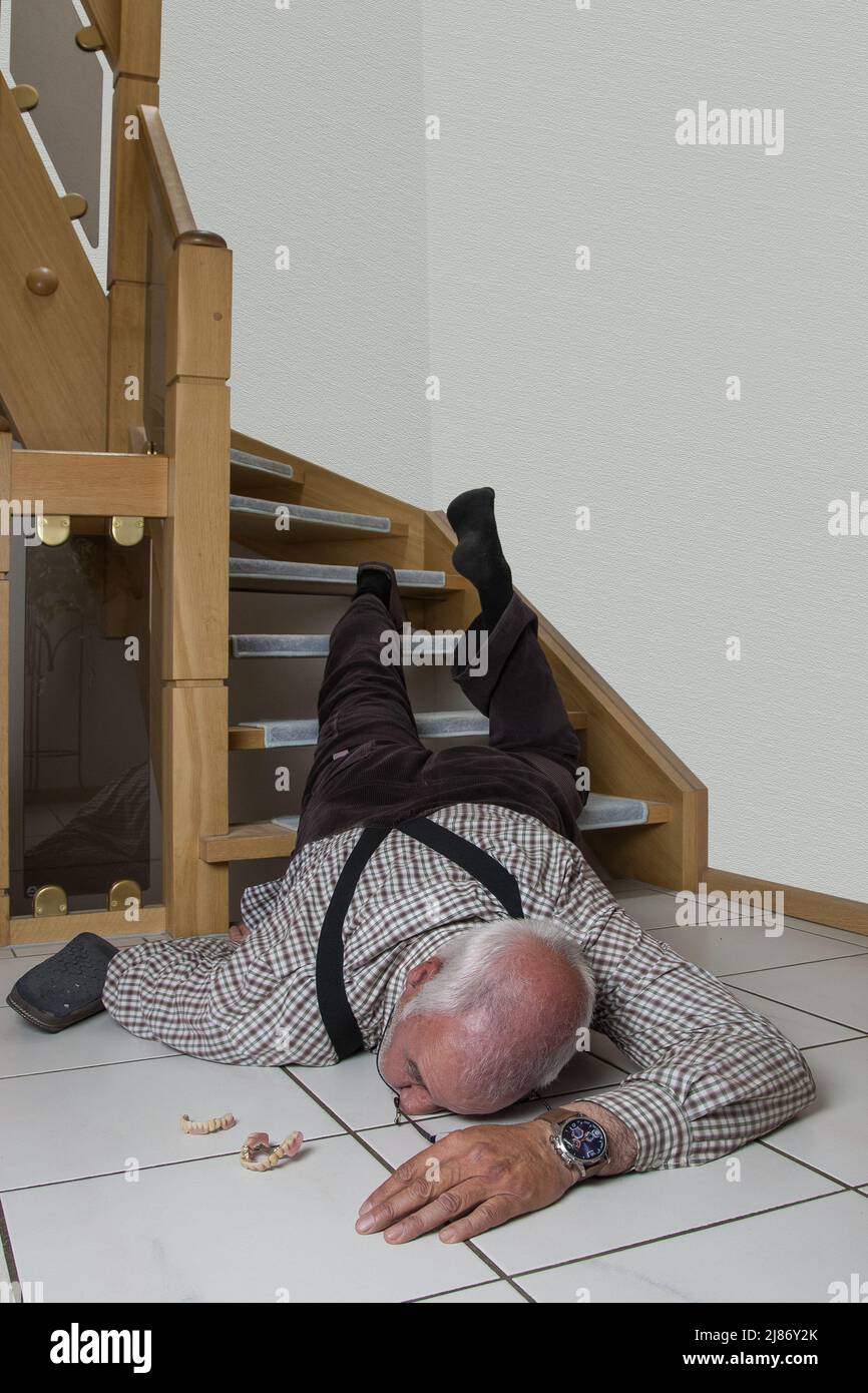 Ein Senior fiel zu Hause auf die Treppe. Die meisten Stürze passieren zu Hause. Fast jede Woche hat mindestens ein Senior einen tödlichen Unfall. Stockfoto