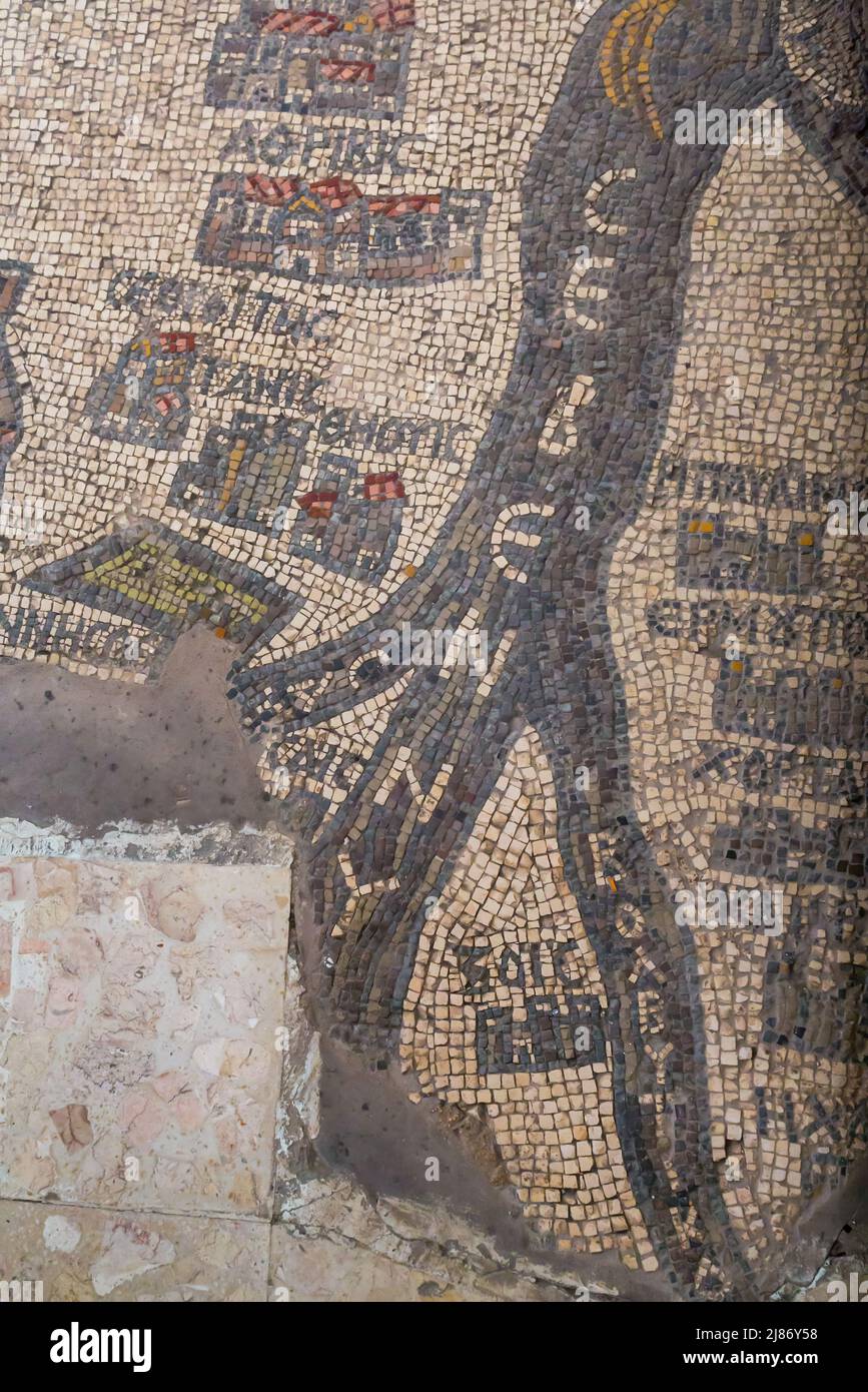 Detail des antiken Mosaiks von Madaba aus dem 6.. Jahrhundert Karte mit dem Nil im Boden einer griechisch-orthodoxen Basilika St. Georg, Jordanien, Mittlerer Osten Stockfoto