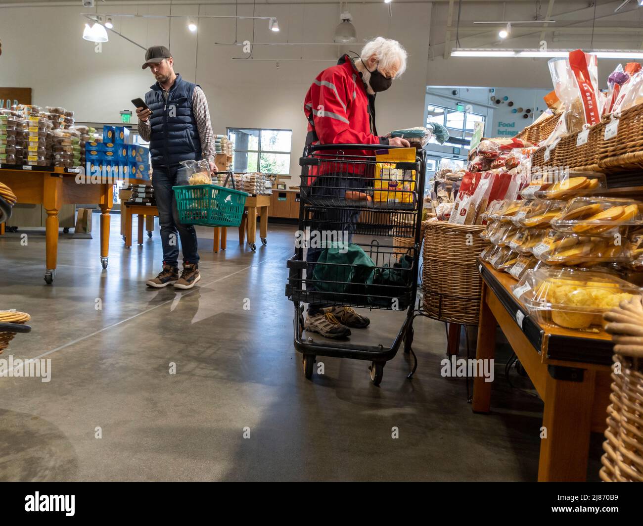 Mill Creek, WA USA - ca. Mai 2022: Blick auf einen älteren Mann, der in der Brot- und Gebäckabteilung eines Town and Country-Lebensmittelladens einkauft Stockfoto