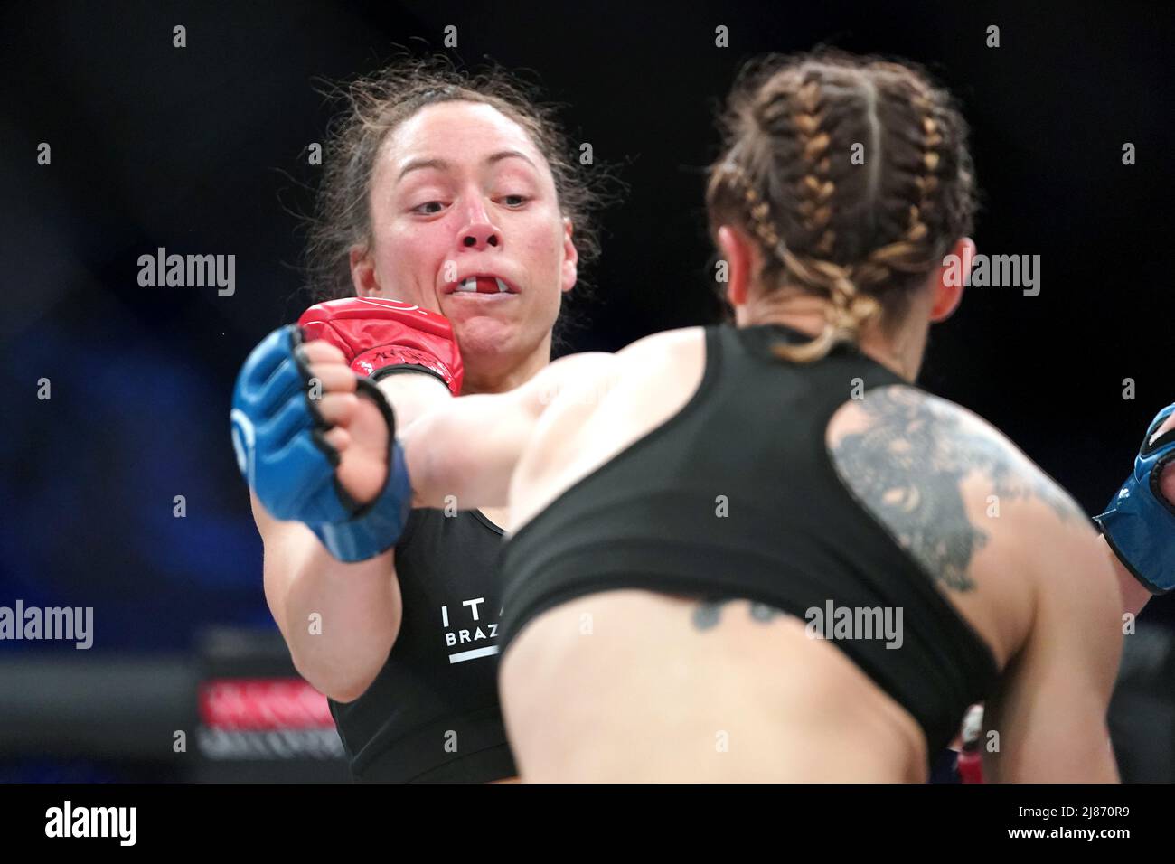 Lanchana Green (links) wird von Chiara Penco während ihres Strohgewichtskampfes in der SSE Arena in London getroffen. Bilddatum: Freitag, 13. Mai 2022. Stockfoto