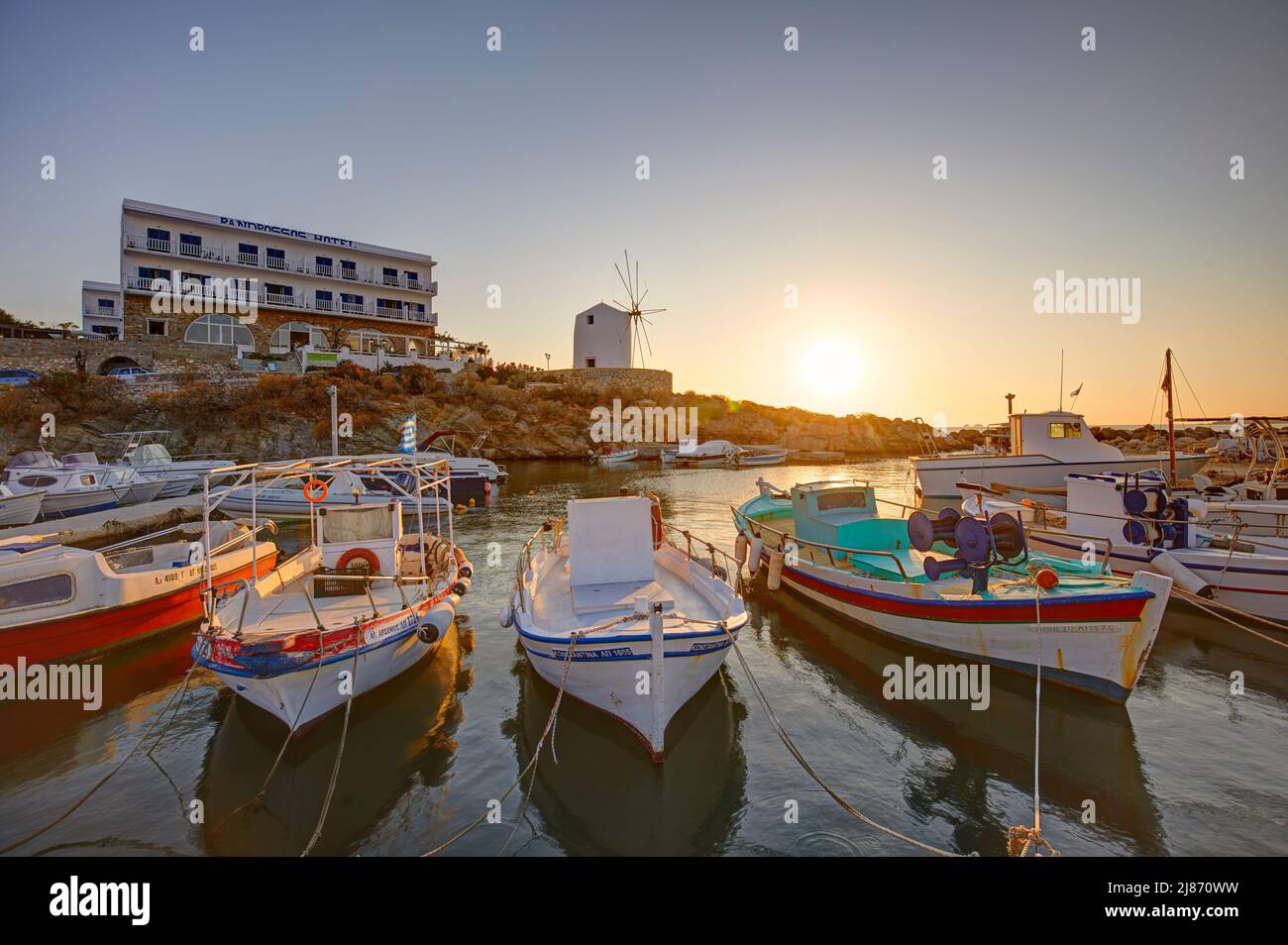 Der kleine Hafen in Paros, Kykladen, Griechenland Stockfoto