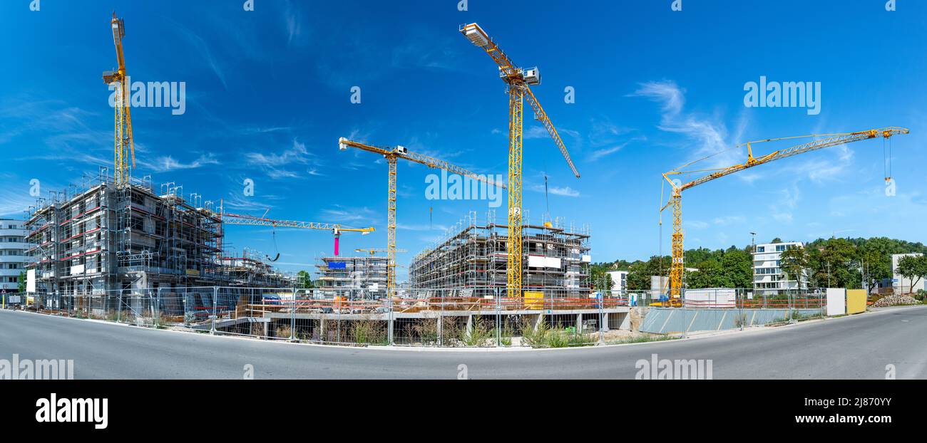 Breitbild-Panoramabild der großen Baustelle mit Kränen und Fundamenten Stockfoto