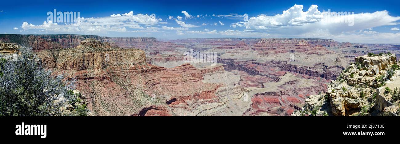 Breitbild-Panoramaaufnahme des Grand Canyon an einem sonnigen Tag Stockfoto