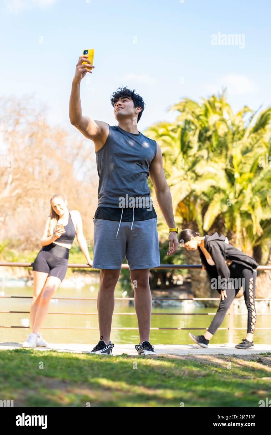 Der junge Sportler macht eine Pause, um ein Selfie im Park zu machen Stockfoto