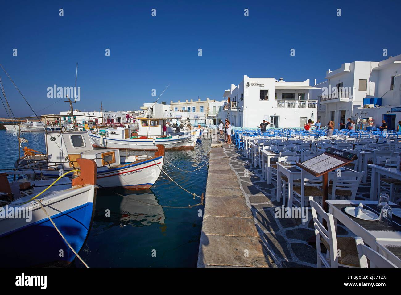 Restaurants im Hafen von Naousa Dorf, Paros, Kykladen, Griechenland Stockfoto